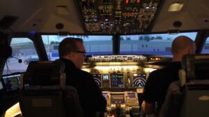Ture i flysimulator indsamler penge til Knæk Cancer